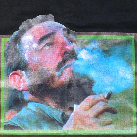 Fidel Castro - Smoking a cigar T-Shirt