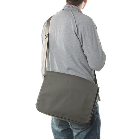 Incase - Coated Canvas Shoulder Bag 15 Inch MBP