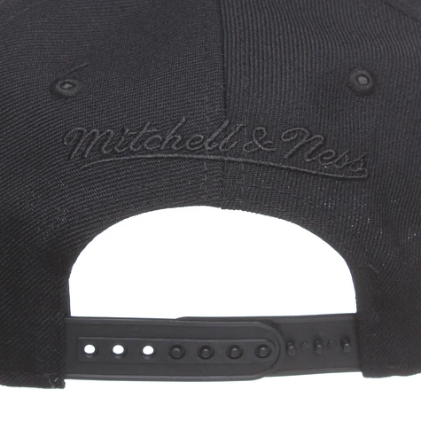 Mitchell & Ness - Boston Celtics NBA Arch Black On Black Snapback Cap