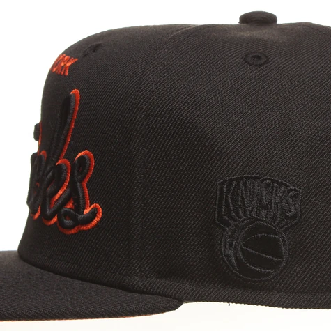 Mitchell & Ness - New York Knicks NBA Blacked Out Script Snapback Cap