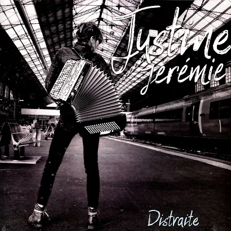 Justine Jeremie - Distraite