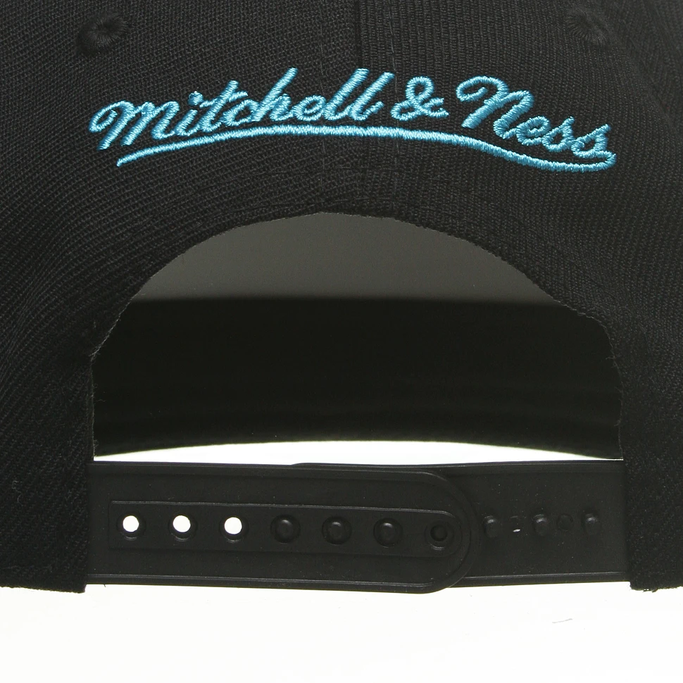Mitchell & Ness - San Antonio Spurs NBA Basic Solid Team Snapback Cap