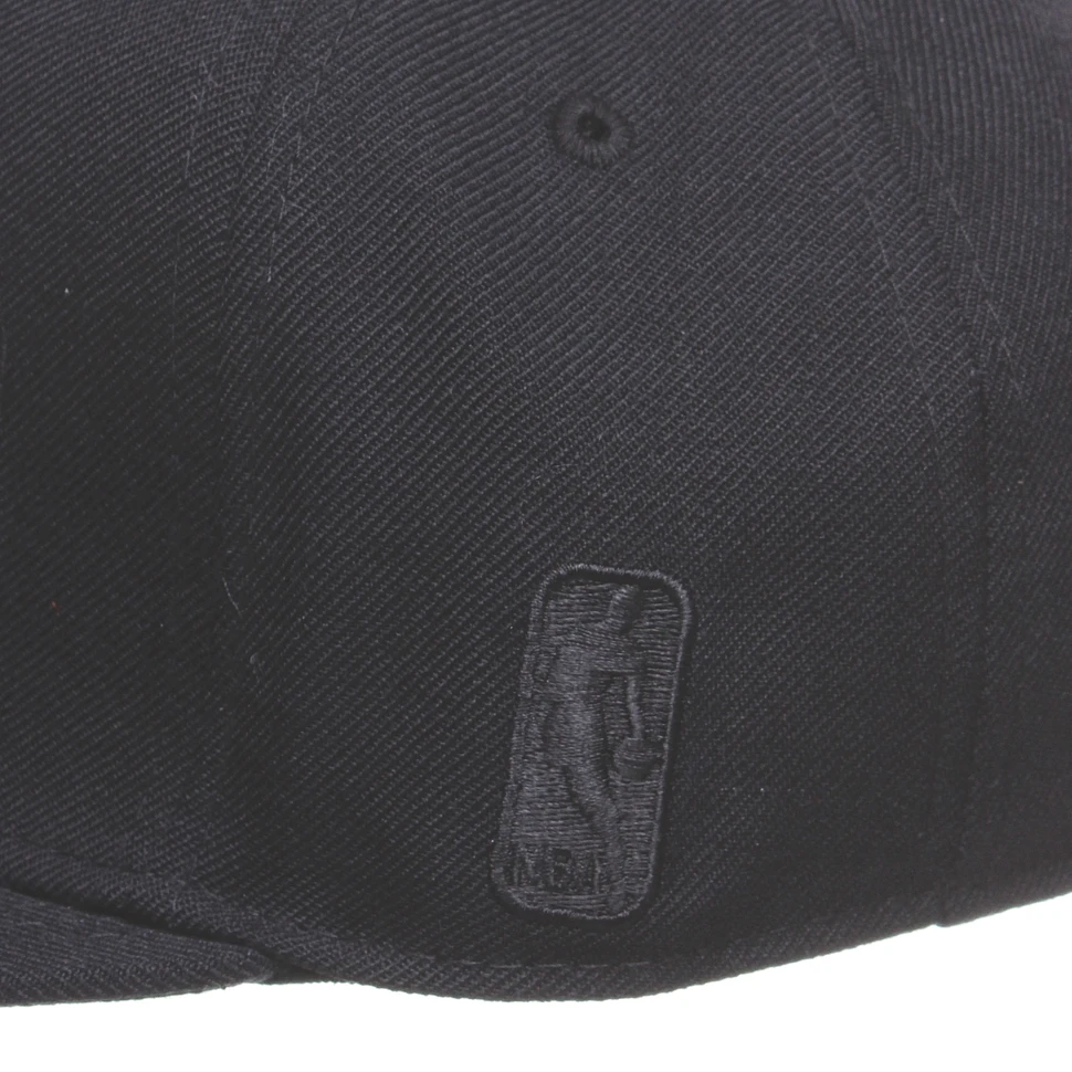 Mitchell & Ness - Charlotte Hornets NBA Arch Black On Black Snapback Cap