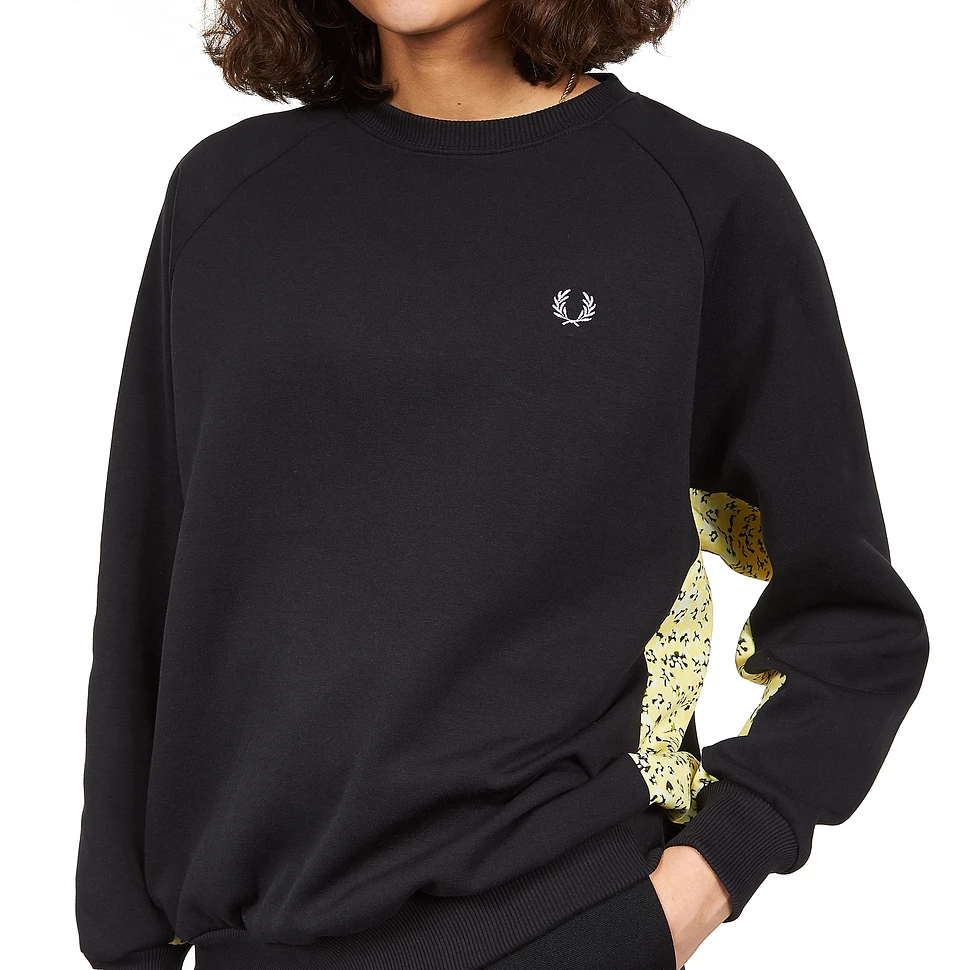 Fred Perry - Floral Trim Sweatshirt